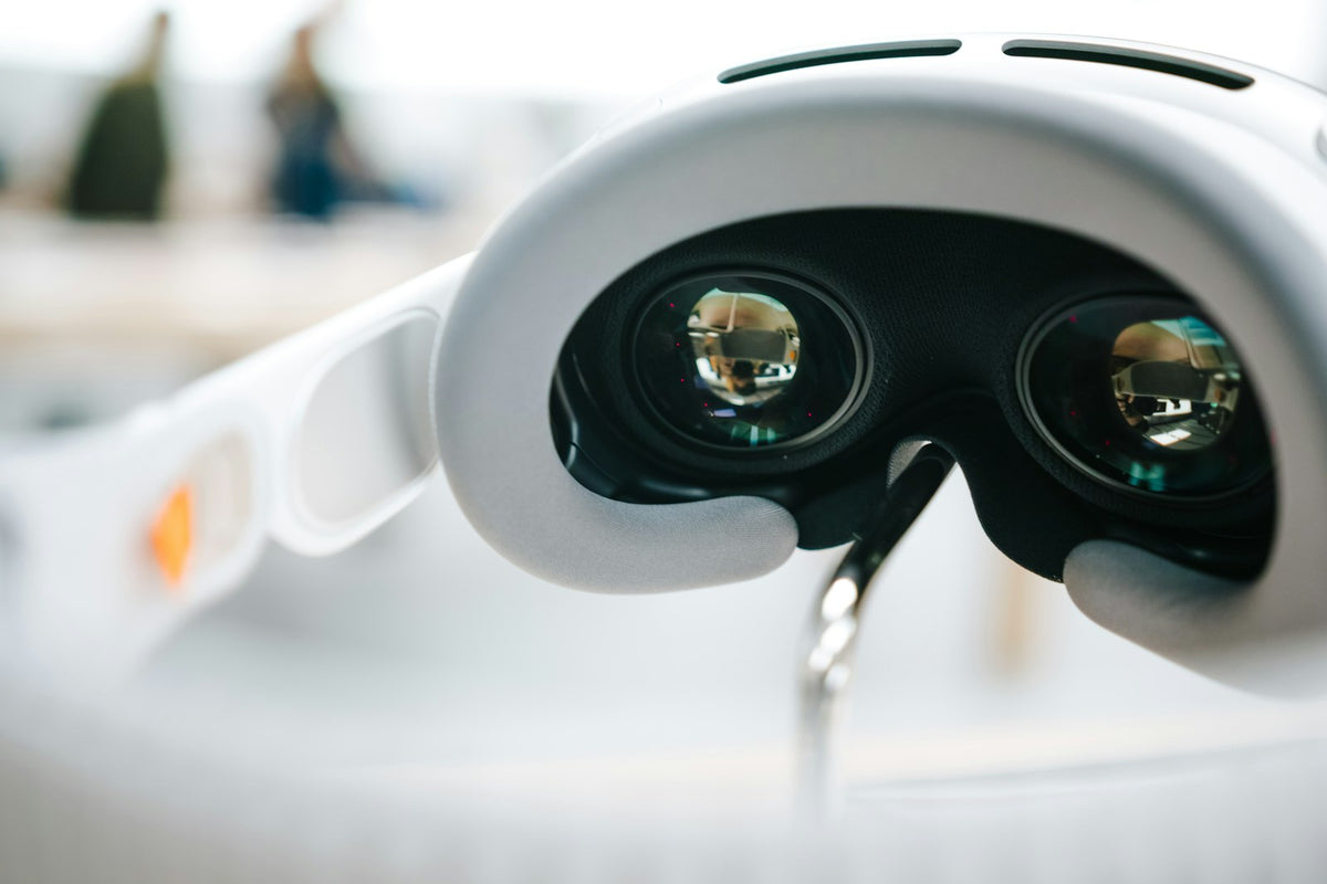 Smart Glasses Light Blockers: What They Are, When You Need One, and Which to Buy